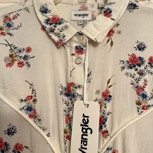 Wrangler women’s shirt in size medium.